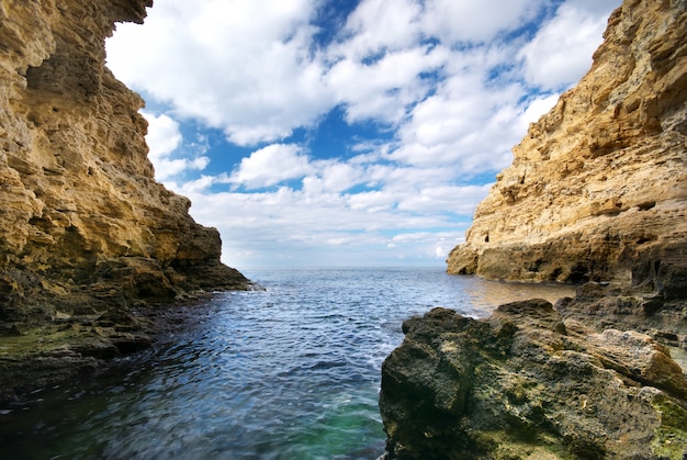 Sea rock grot w słoneczny dzień