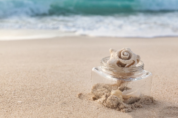 Sea Shell W Szklanym Słoju Na Plaży Z Piaskiem I Oceanem W Tle