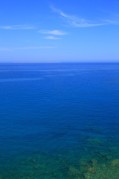 Seascape błękitne wody i niebo spotykają się na horyzoncie