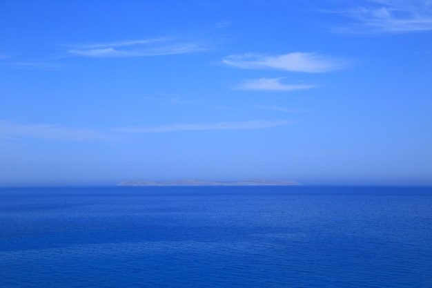 Seascape błękitne wody i niebo