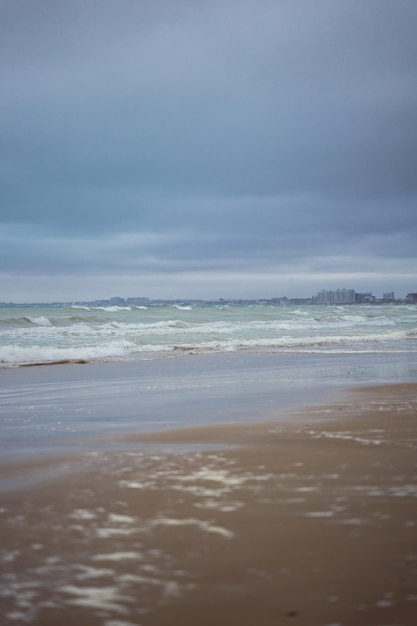 Seascape fale morskie burzliwy ocean piaszczystej plaży