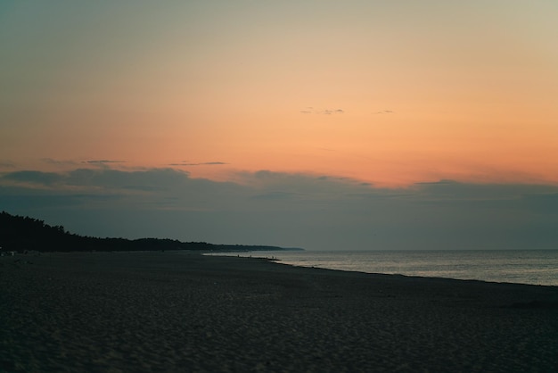 Seascape na Morzu Bałtyckim podczas letniego zachodu słońca