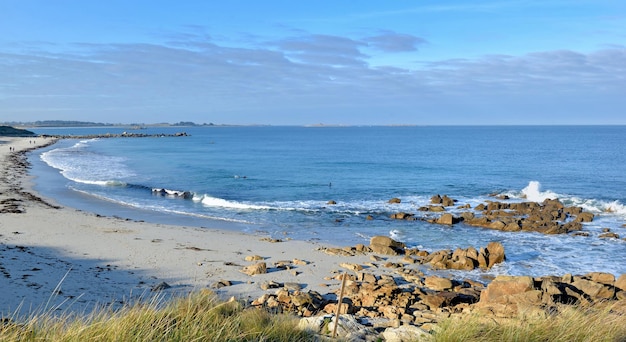 Seascape na Morzu Iroise pod błękitnym niebem w Bretanii - Francja