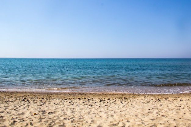 Seascape piasku brzegu i fale Morza Czarnego