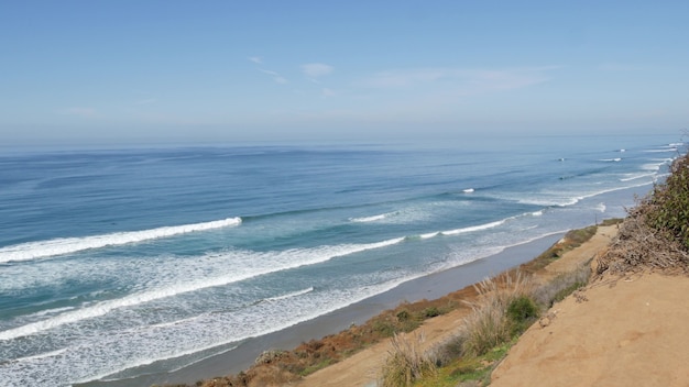 Seascape punkt widokowy, punkt widokowy w Del Mar Torrey Pines, wybrzeże Kalifornii USA. wychodzą fale oceanu