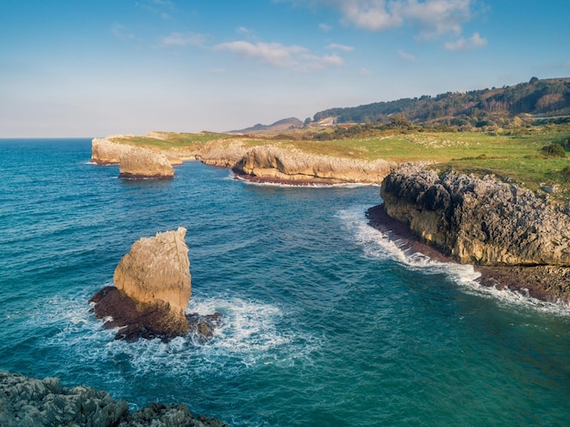 Seascape w słoneczny dzień Skaliste wybrzeże Morza Widok z lotu ptaka Buelna Bay i El Picon Buelna Asturia, Hiszpania