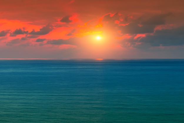 Seascape wczesnym rankiem. Wschód słońca nad morzem