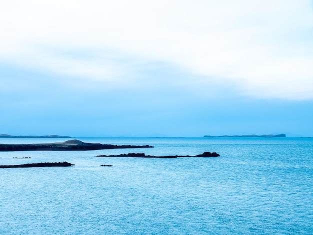 Seascape widok miasta Stykkisholmur w sezonie zimowym na Islandii