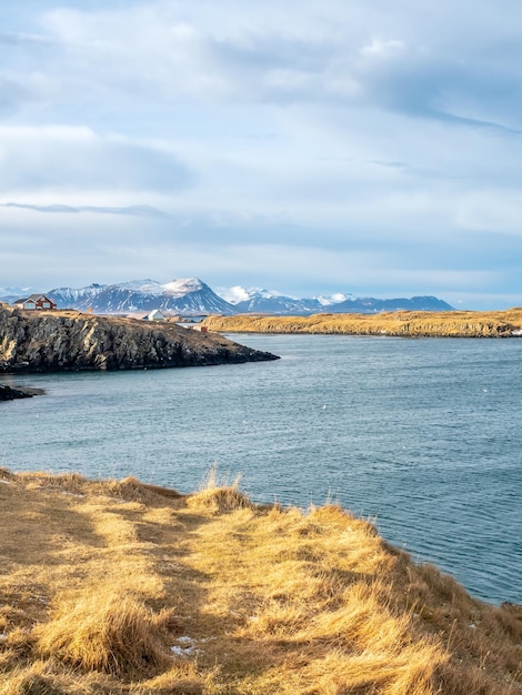 Seascape widok z góry pod zachmurzonym błękitnym niebem ze wzgórza latarni morskiej Stykissholmur na Islandii