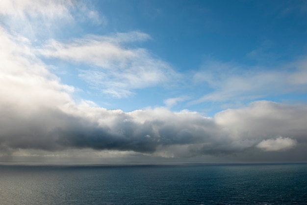 Seascape z chmurami i niebieskim niebem