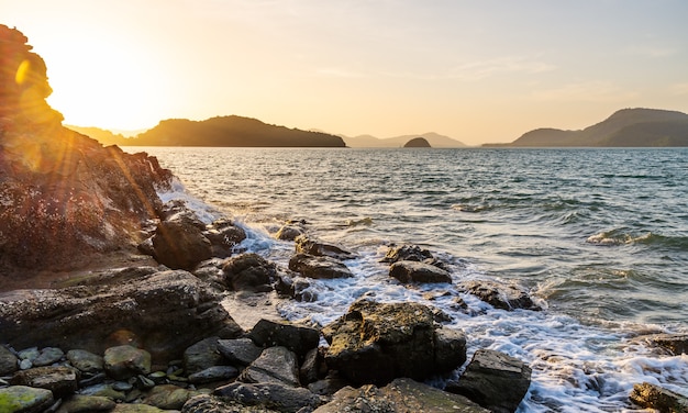 Seascape z niebem i górą w wieczór świetle nad światłem słońce