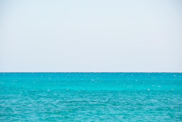 Seascape zbliżenie powierzchni wody morskiej niebieski z małych fal.