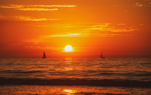 Seascape złoty wschód słońca nad morzem natura krajobraz piękny pomarańczowy i żółty kolor na oceanicznym słońcu