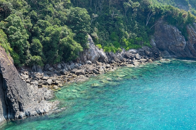 Seashore Linia Brzegowa Pod Niebieskie Niebo Dniem Zaświeca W Myanmar Morzu.