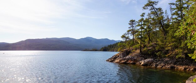 Sechelt Inlet podczas tętniącego życiem słonecznego letniego dnia