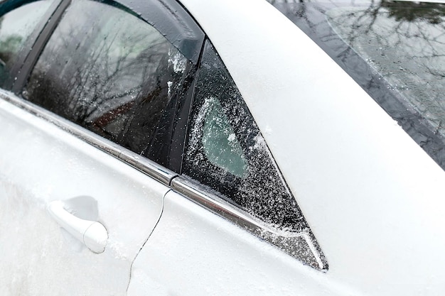 Sedan samochodowy samochód zimą pokryty lodem śniegu Warstwa śniegu na przedniej szybie pojazdu w niskich temperaturach