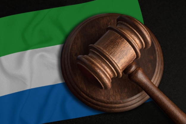 Sędzia Gavel I Flaga Sierra Leone. Prawo I Sprawiedliwość W Sierra Leone. Naruszenie Praw I Wolności.