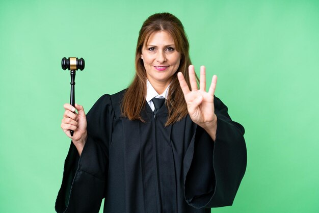 Zdjęcie sędzia kaukaska kobieta na odosobnionym tle szczęśliwa i licząca cztery palcami