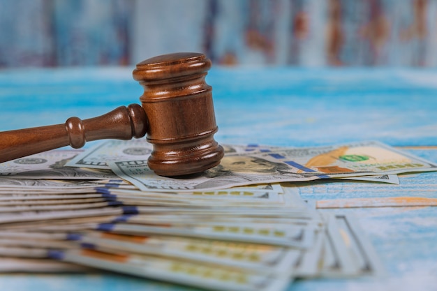 Sędzia młotek i dolarów na drewnianym stole z bliska korupcja, przestępstwa finansowe pieniędzy