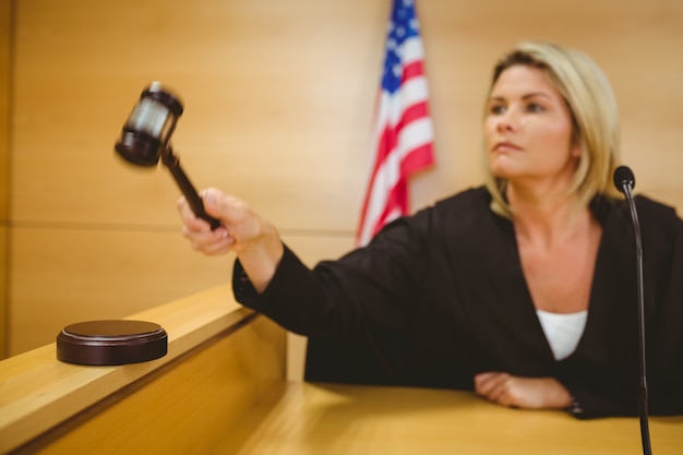Zdjęcie sędzia o uderzeniu młotkiem w brzmiącą klocek