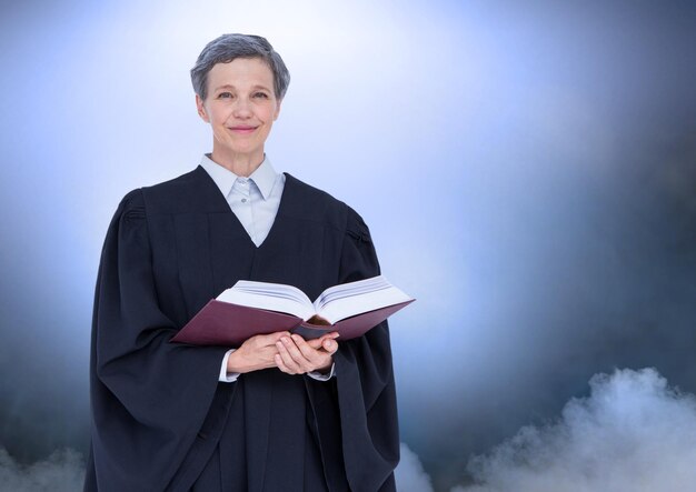 Sędzia trzymający księgę przed chmurami i światłem