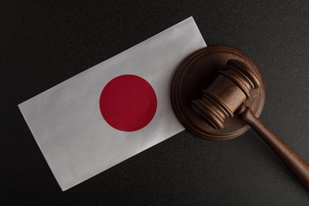 Sędziowie młotek i flaga Japonii Prawo Japonii Naruszenie praw