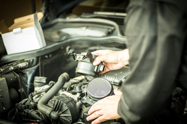 Zdjęcie sekcja środkowa mechanika pracującego w garażu