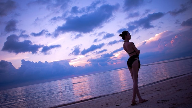 Seksowna dziewczyna w bikini na plaży nad morzem tapety