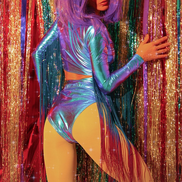 Seksowna dziewczyna w stylu disco z lat 80. w stylowym holograficznym stylu imprezowym i lśniącą instalacją
