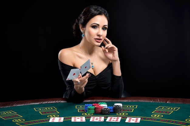 Seksowna kobieta z kartami do pokera i żetonami