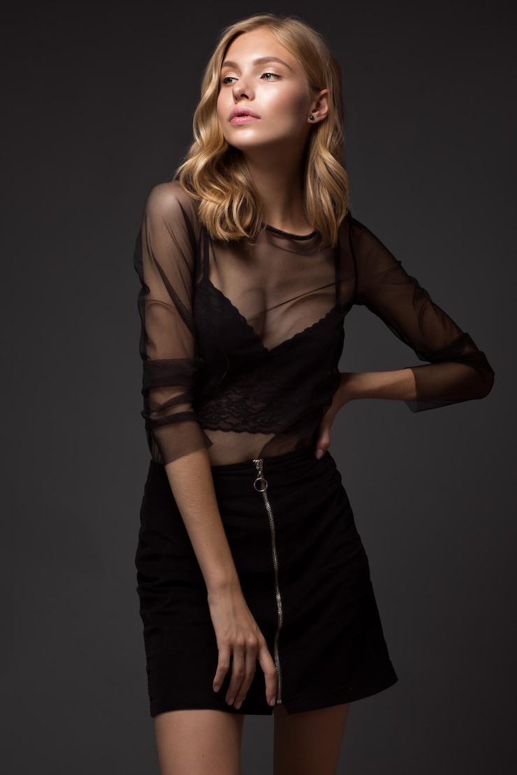 Zdjęcie seksowna modelka pozuje w studio na testową sesję zdjęciową glamour vogue pokazującą różne pozy