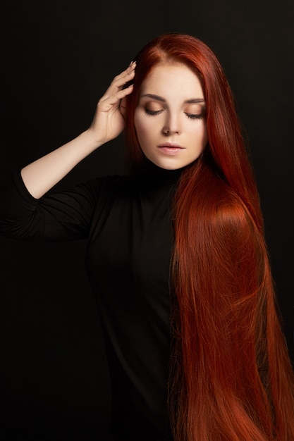 Seksowna piękna rudzielec dziewczyna z długie włosy