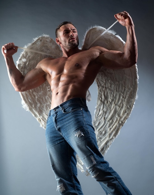 Seksowny mężczyzna z anielskimi skrzydłami i muskularnym ciałem oraz nagim torsem eotic man