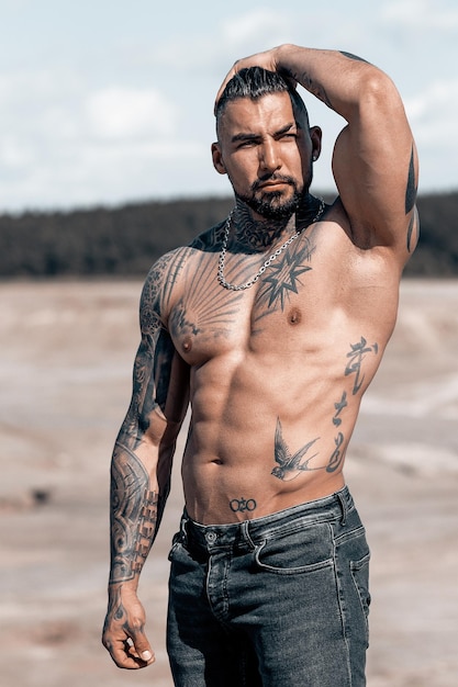 Seksowny portret muskularny przystojny topless model męski na plaży