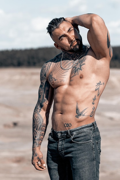 Seksowny portret muskularny przystojny topless model męski na plaży