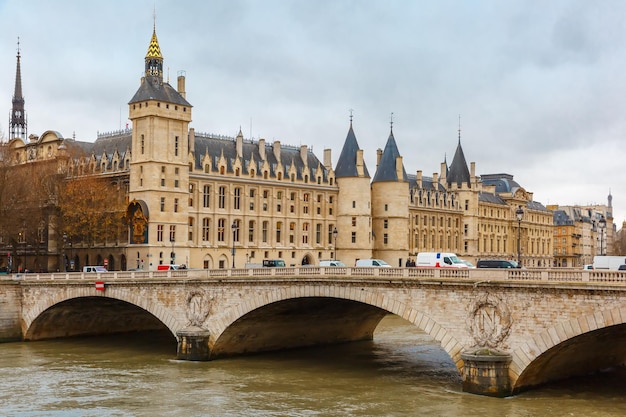 Sekwana i Conciergerie w Paryżu we Francji