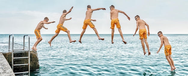 Sekwencja skoków Chwile uczniaka skaczącego z molo do morza wykonującego sztuczki