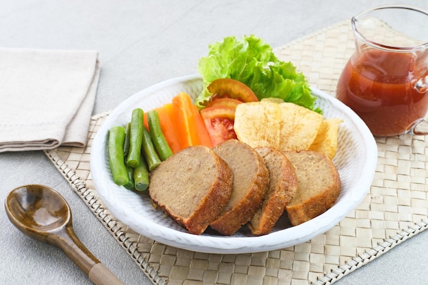 Selat solo galantin to tradycyjne danie jawajskie składające się z mięsnych ziemniaków i warzyw
