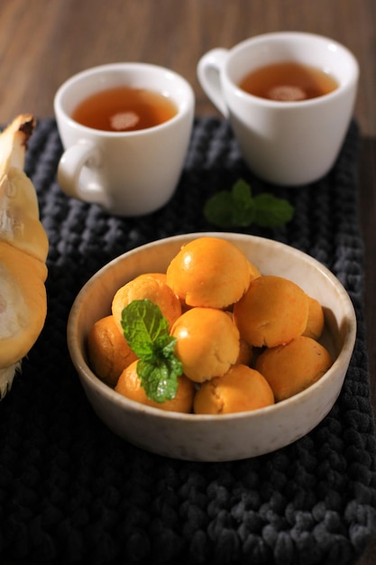 Selected Focus Nastar Durian, Ciastka Z Nadzieniem Durian, Podawane W Brązowej Misce Z Liściem Mięty Jako Dekoracją.