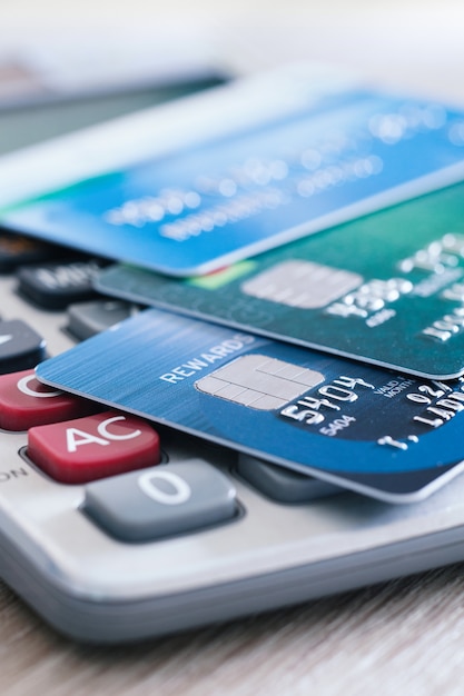 Selekcyjna ostrość mikroukład na kredytowej karcie lub debetowej karcie na kalkulatorze, pieniężny pojęcie
