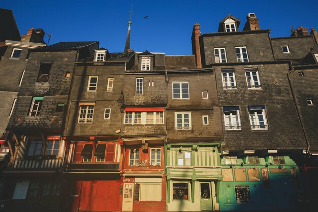 Selekcyjna Ostrość Na Kolorowym Budynku Z Ranku światłem W Honfleur, Francja