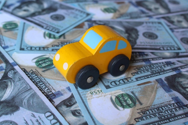 Selektywne fokus obraz samochodu i pieniędzy Koncepcja przemysłu samochodowego i transportu