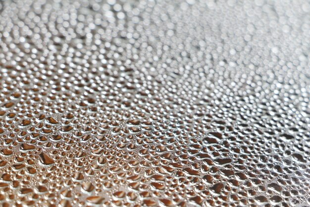 Zdjęcie selektywne skupianie się kropel wody na szkle okiennym abstrakcyjne tło niewyraźnych kropel deszczu