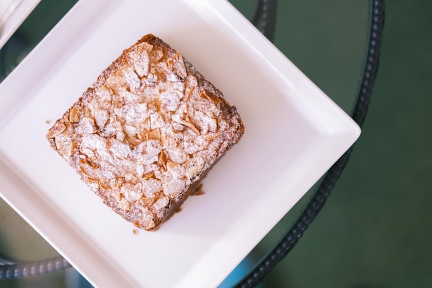 Zdjęcie selektywne skupienie bostock z dodatkiem kremu migdałowego frangipane z pieczonych plasterków brioche widok z bliska tradycyjny francuski słodki tost francuski cukiernia tost migdałowy