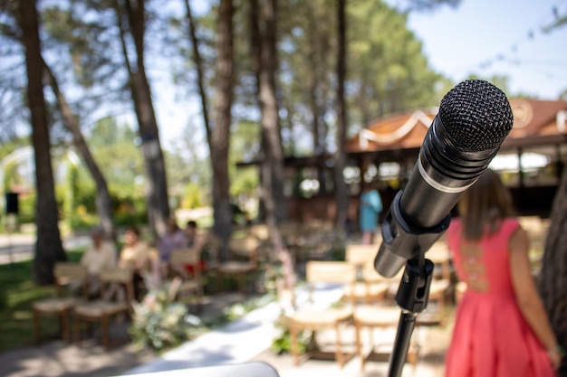 Selektywne skupienie mikrofonu na ulicy podczas ceremonii