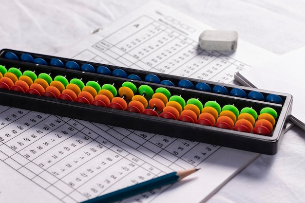 Zdjęcie selektywne skupienie się na kolorowym abacusie na arkuszu matematycznym