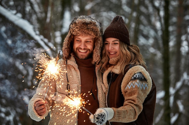 Selektywny fokus Para Love Story w śnieżnym lesie Całowanie i trzymanie ognie Para zimą Natura Para świętująca walentynkową randkę