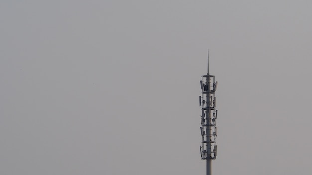 Self Support, Guyed Tower, Guyed Mast, Pole. Telefon komórkowy sygnału wierza na nieba tle