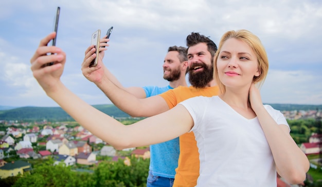 Selfie Bez Filtra. Najlepsi Przyjaciele Przy Selfie Z Telefonem Z Aparatem. ładna Kobieta I Mężczyzn Trzymających W Ręce Smartfony. Ludzie Strzelający Selfie Na Naturalnym Krajobrazie. Udostępnianie Selfie W Sieci Społecznościowej.