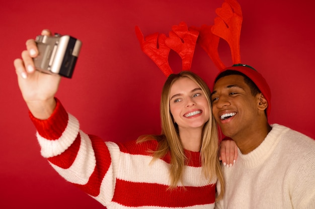 Selfie. Dwie osoby w rogatych kapeluszach pozują do kamery